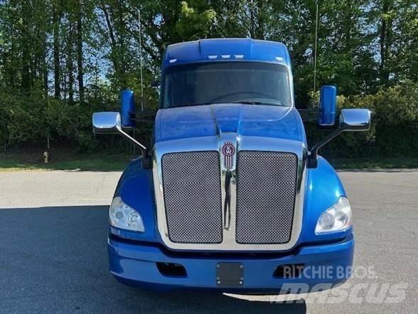 Kenworth T680 Conventional Trucks / Tractor Trucks