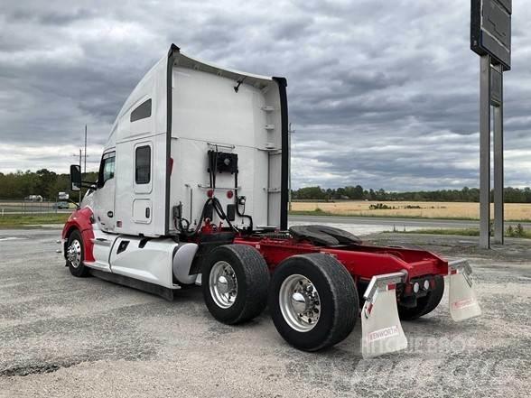 Kenworth T680 Conventional Trucks / Tractor Trucks
