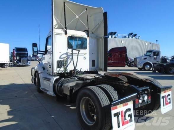 Kenworth T680 Conventional Trucks / Tractor Trucks