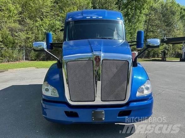 Kenworth T680 Conventional Trucks / Tractor Trucks