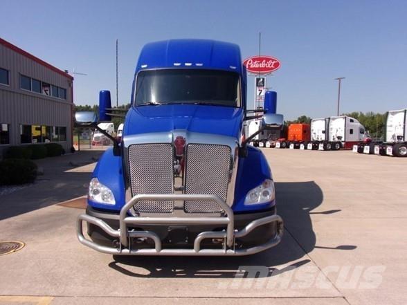 Kenworth T680 Conventional Trucks / Tractor Trucks