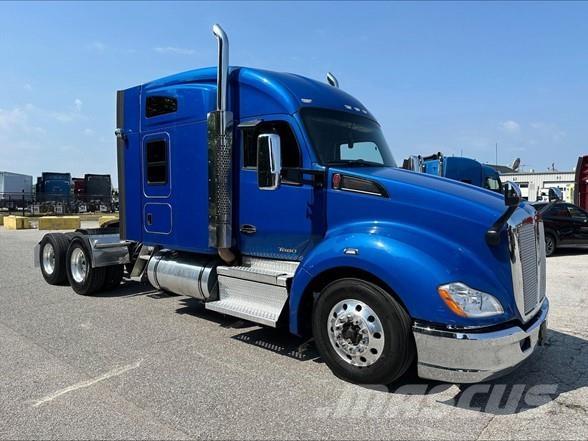 Kenworth T680 Conventional Trucks / Tractor Trucks