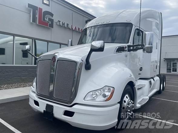 Kenworth T680 Conventional Trucks / Tractor Trucks