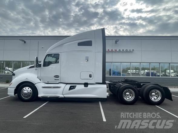 Kenworth T680 Conventional Trucks / Tractor Trucks