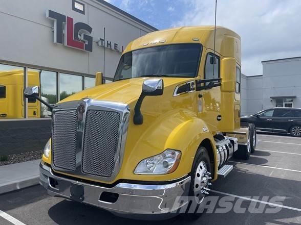 Kenworth T680 Conventional Trucks / Tractor Trucks