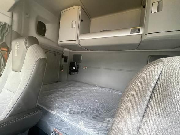 Kenworth T680 Conventional Trucks / Tractor Trucks