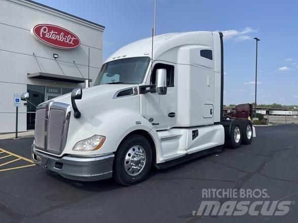 Kenworth T680 Conventional Trucks / Tractor Trucks