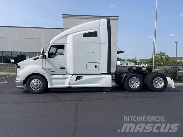 Kenworth T680 Conventional Trucks / Tractor Trucks