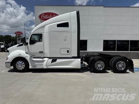 Kenworth T680 Conventional Trucks / Tractor Trucks