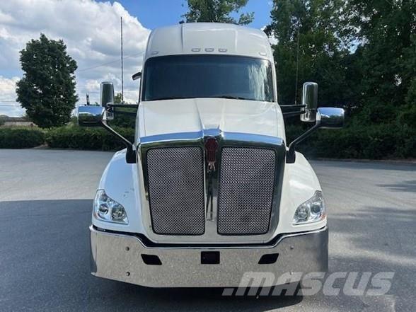 Kenworth T680 Conventional Trucks / Tractor Trucks