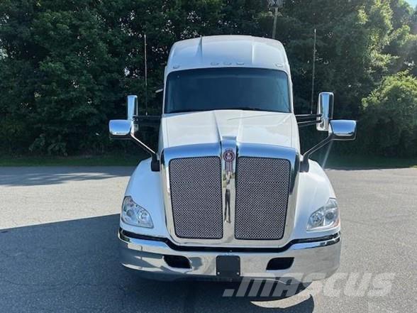 Kenworth T680 Conventional Trucks / Tractor Trucks