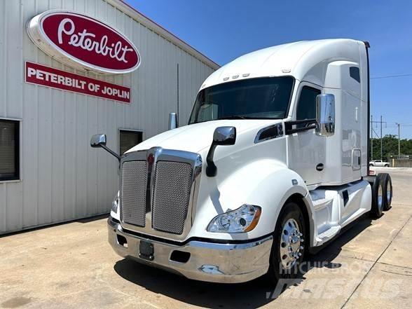 Kenworth T680 Conventional Trucks / Tractor Trucks