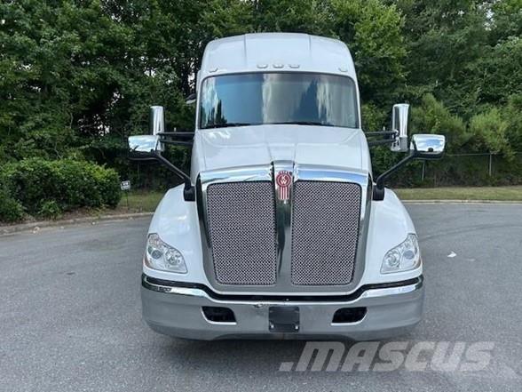 Kenworth T680 Conventional Trucks / Tractor Trucks