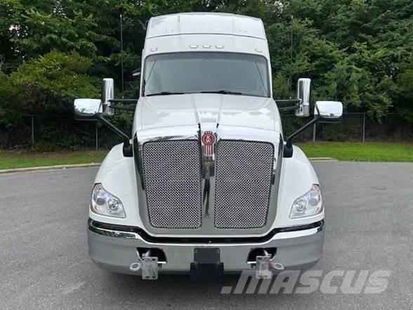 Kenworth T680 Conventional Trucks / Tractor Trucks