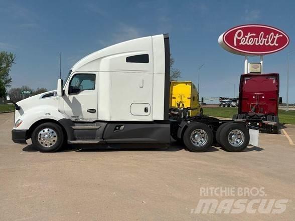 Kenworth T680 Conventional Trucks / Tractor Trucks