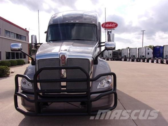 Kenworth T680 Conventional Trucks / Tractor Trucks