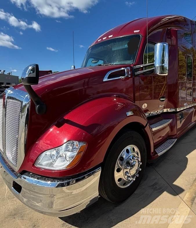 Kenworth T680 Conventional Trucks / Tractor Trucks
