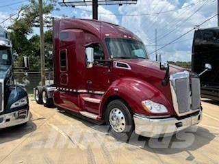 Kenworth T680 Conventional Trucks / Tractor Trucks