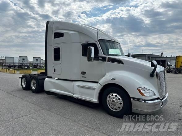 Kenworth T680 Conventional Trucks / Tractor Trucks