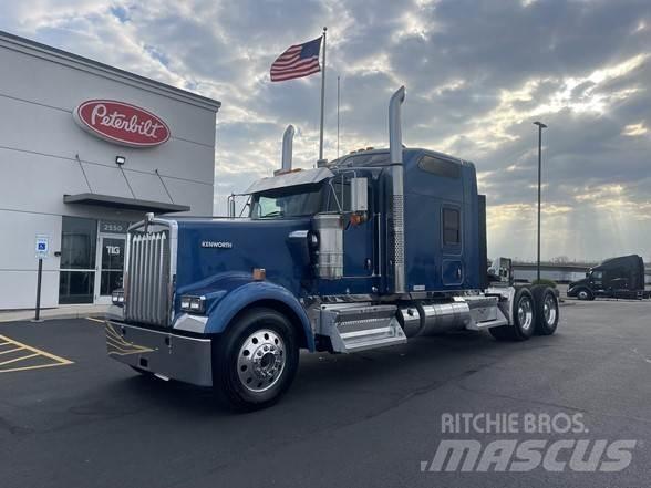 Kenworth W900 Conventional Trucks / Tractor Trucks