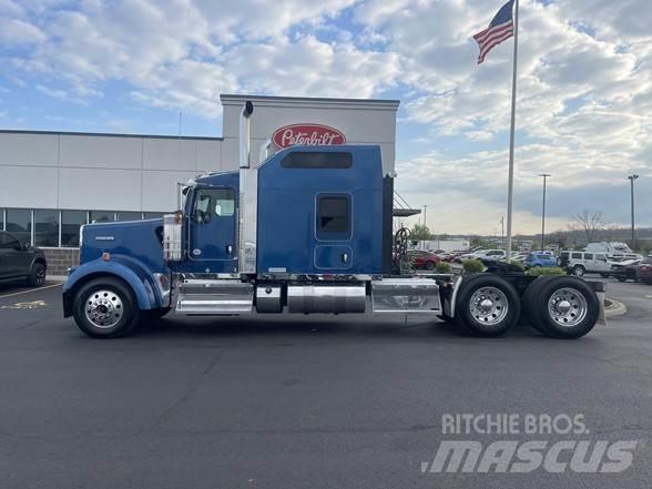 Kenworth W900 Conventional Trucks / Tractor Trucks