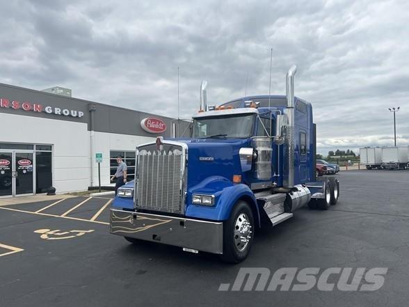 Kenworth W900 Conventional Trucks / Tractor Trucks