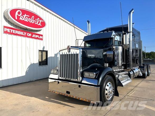 Kenworth W900 Conventional Trucks / Tractor Trucks