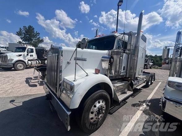 Kenworth W900B Conventional Trucks / Tractor Trucks