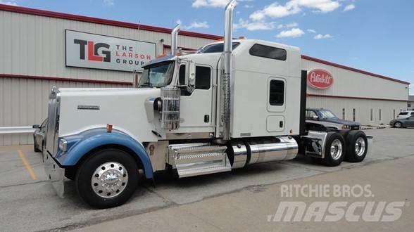 Kenworth W900L Conventional Trucks / Tractor Trucks