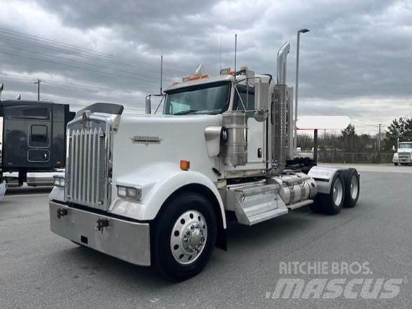 Kenworth W900L Conventional Trucks / Tractor Trucks