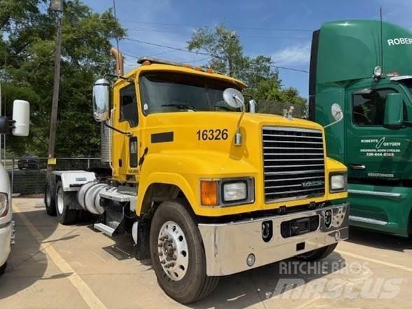 Mack PINNACLE CHU613 Conventional Trucks / Tractor Trucks