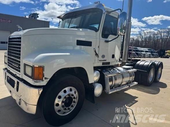 Mack PINNACLE CHU613 Conventional Trucks / Tractor Trucks