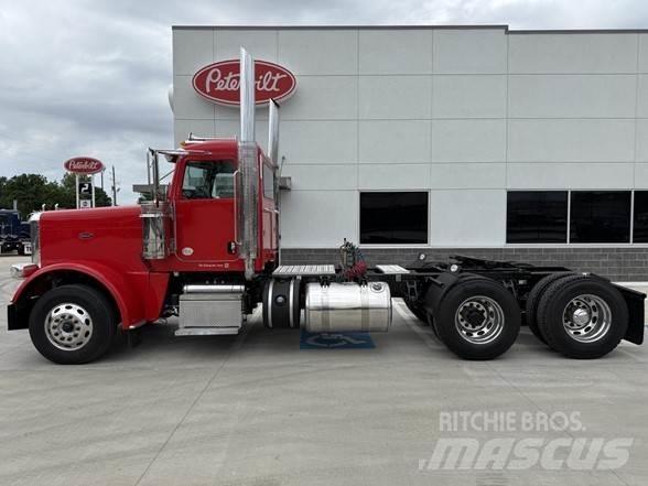 Peterbilt 389 Conventional Trucks / Tractor Trucks