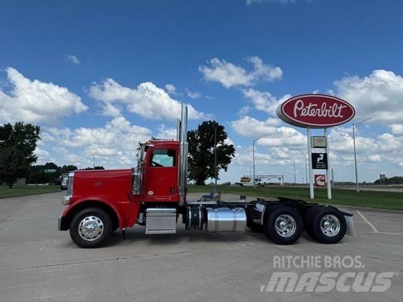 Peterbilt 389 Conventional Trucks / Tractor Trucks