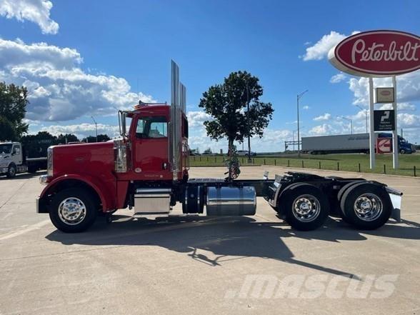 Peterbilt 389 Conventional Trucks / Tractor Trucks