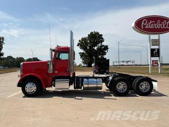 Peterbilt 389 Conventional Trucks / Tractor Trucks