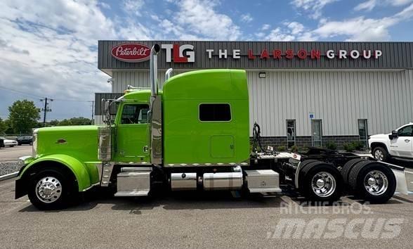 Peterbilt 389 Conventional Trucks / Tractor Trucks