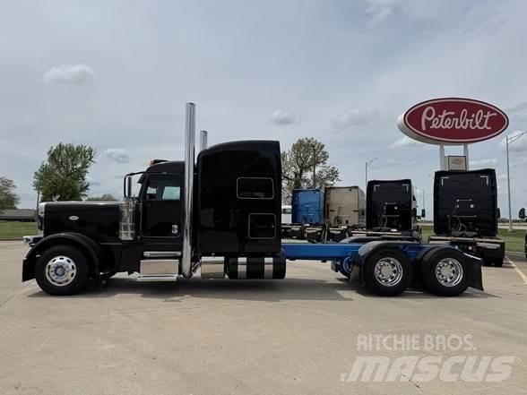 Peterbilt 389 Conventional Trucks / Tractor Trucks