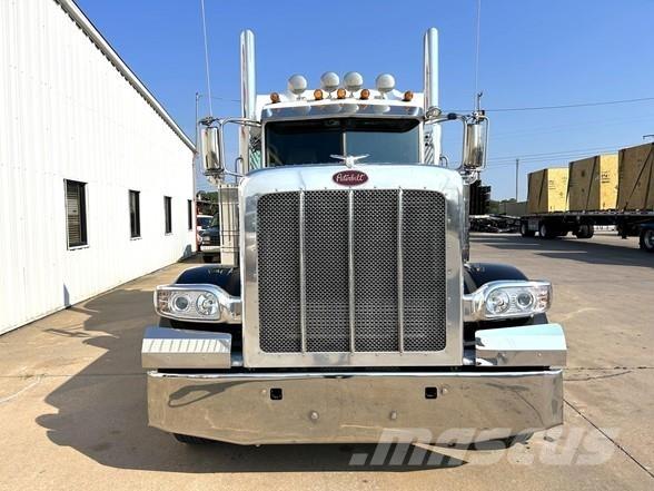 Peterbilt 389 Conventional Trucks / Tractor Trucks