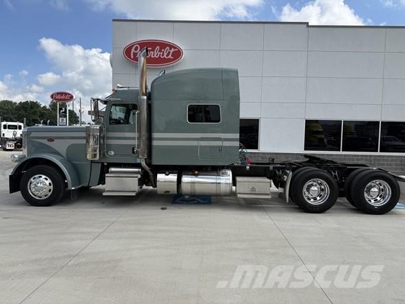 Peterbilt 389 Conventional Trucks / Tractor Trucks