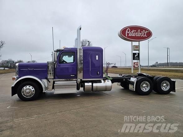 Peterbilt 589 Conventional Trucks / Tractor Trucks