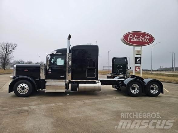 Peterbilt 589 Conventional Trucks / Tractor Trucks