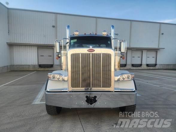 Peterbilt 589 Conventional Trucks / Tractor Trucks