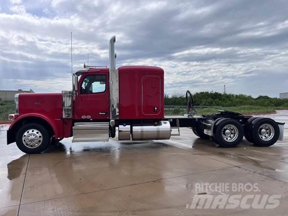 Peterbilt 589 Conventional Trucks / Tractor Trucks