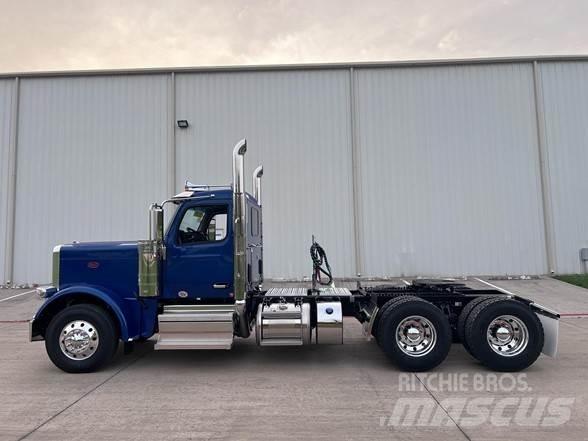 Peterbilt 589 Conventional Trucks / Tractor Trucks