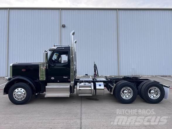 Peterbilt 589 Conventional Trucks / Tractor Trucks