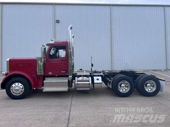 Peterbilt 589 Conventional Trucks / Tractor Trucks