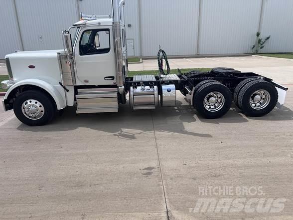 Peterbilt 589 Conventional Trucks / Tractor Trucks