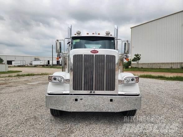 Peterbilt 589 Conventional Trucks / Tractor Trucks