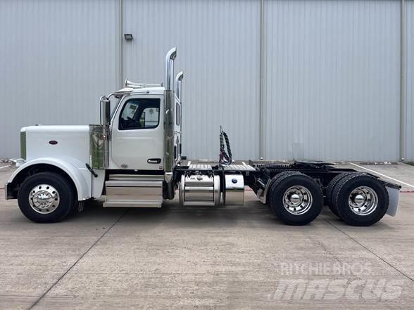 Peterbilt 589 Conventional Trucks / Tractor Trucks